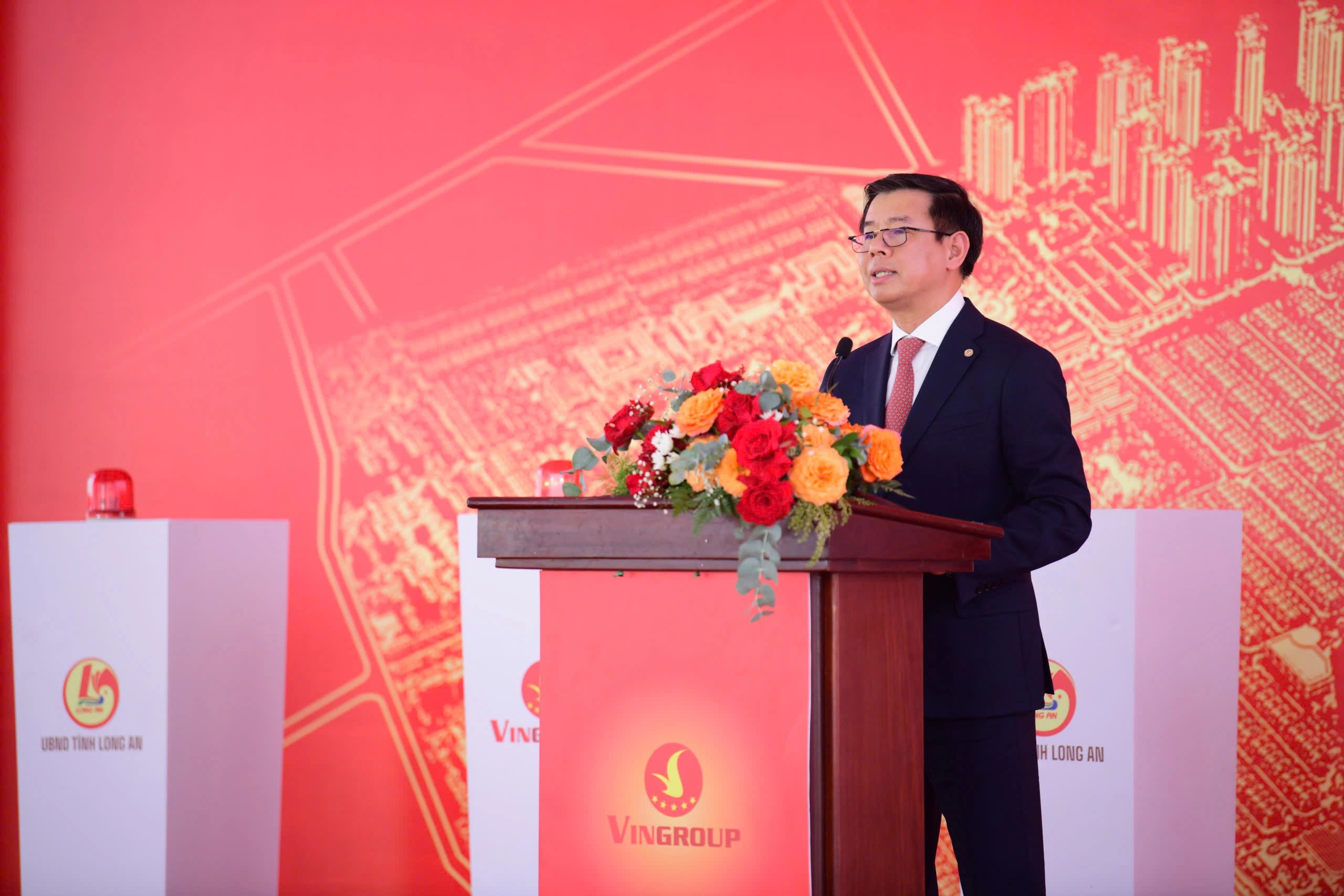 Ông Nguyễn Việt Quang - Phó Chủ tịch Hội đồng Quản trị kiêm Tổng giám đốc Tập đoàn Vingroup phát biểu tại sự kiện khởi công.